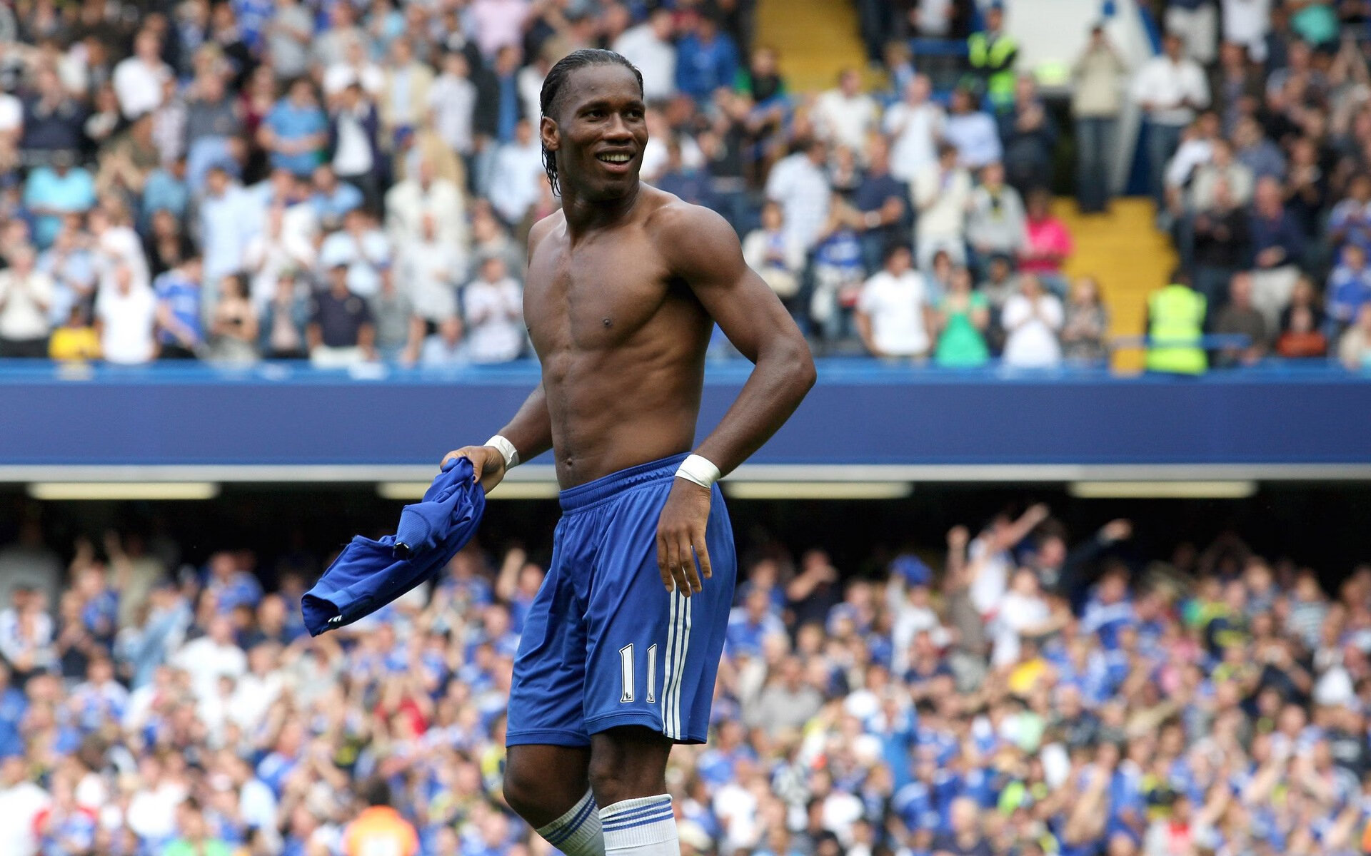 退役球星成为俱乐部顾问,参与球队青训规划,俱乐部退役球衣